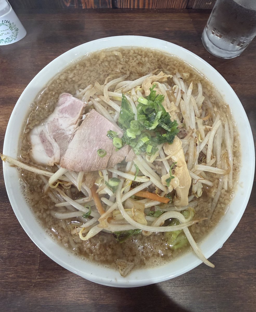 ssdd_high_bridg's tweet photo. 今日の昼食は新潟市西蒲区の肉麵酒場えぇ伍にて、もやし中華大盛。炒められた香ばしいもやしがたっぷり。やはりもやし中華は炒めもやしに限る。今年食したもやし中華の中では今のところ一番理想に近い。粒の細かい背脂の食感と旨みも面白く、岩のりもよく合いそう。 https://t.co/lqrzfuOeT0