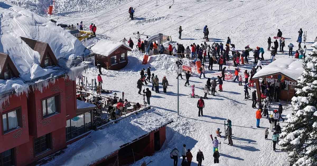 haberxr's tweet image. Uludağ'da Sezon Sonu İndirimi: Gecelik Fiyatlar 7 Bin TL'ye Düştü dlvr.it/TRDSv3 #Uludağ #kayak #kışturizmi #konaklama #indirim