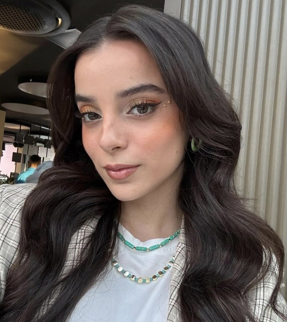 26 yasinda ilk projesinde simarik renkli kiz oynadi ustune kendinden uc yas kucuk biriyle partner oldu linc yedi belki ama iyi ki oynamiss iyi ki sezen sen olmussun yolun acik olsun