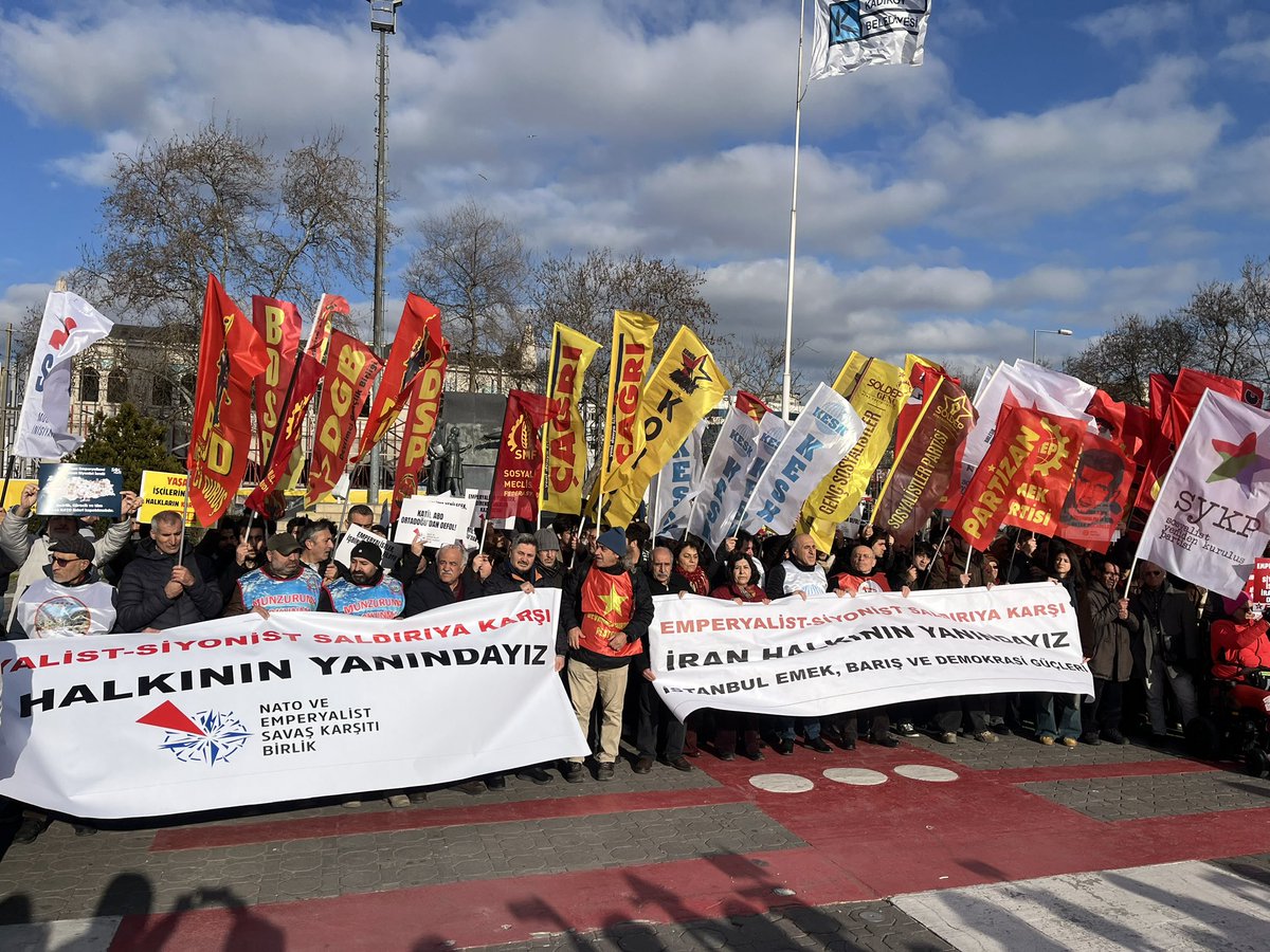 tmmobist's tweet photo. Katil ABD-İsrail İran’dan Elinizi Çekin!

Emperyalist saldırganlığa karşı, bileşeni olduğumuz İstanbul Emek, Barış, Demokrasi Güçleri ile Kadıköy İskele Meydanı’nda basın açıklamamızı gerçekleştirdik. https://t.co/2eKksIEraJ