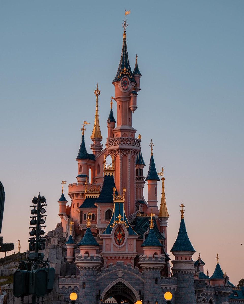 vistaaura222's tweet photo. Disneyland, France https://t.co/aZ4T2zTd2P