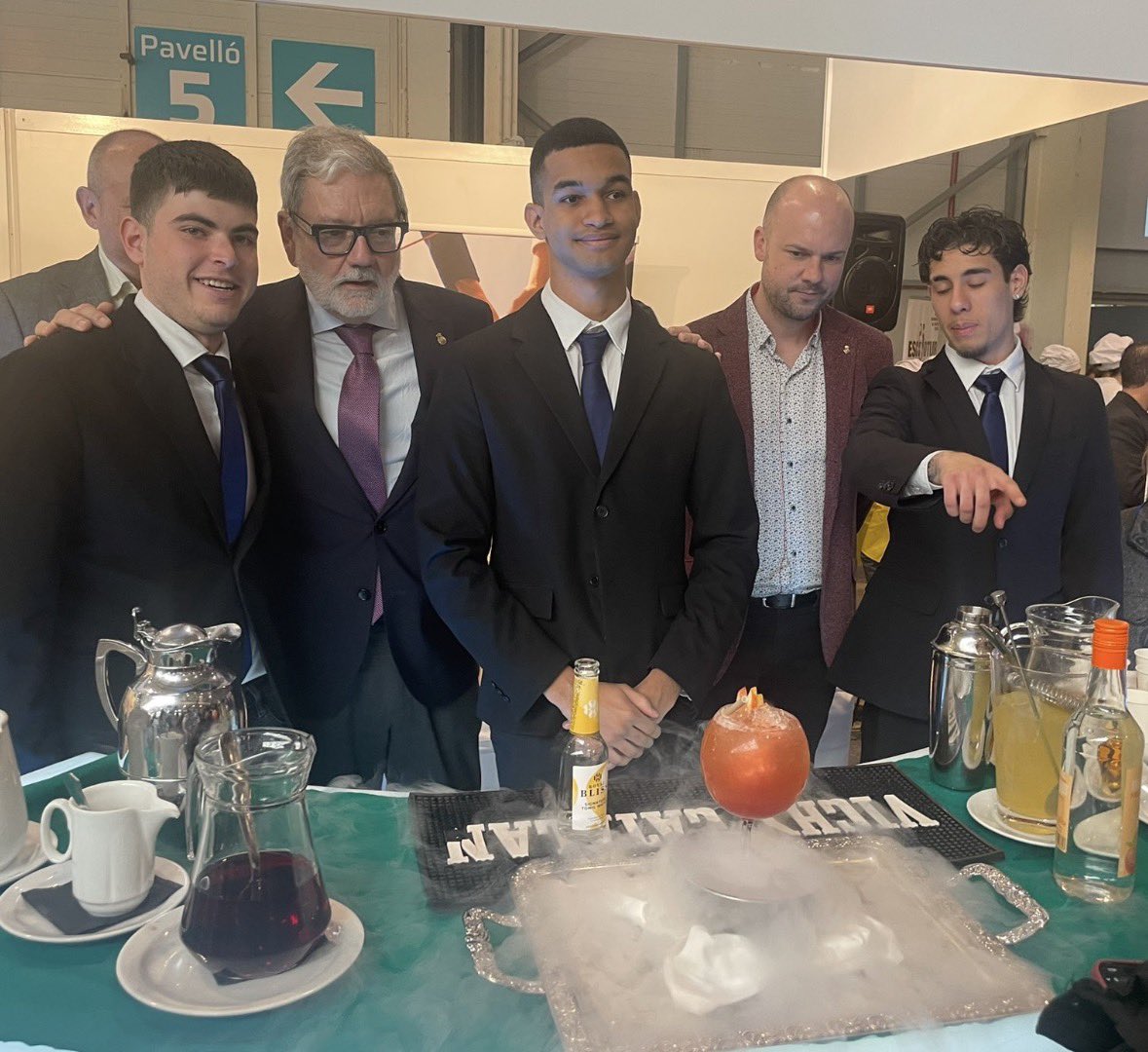 amicsdelalletja's tweet photo. Parant molta atenció la proposta de combinats al #formaocupa de #Lleida
#vermut #combinats #ginTonic #SanFrancisco https://t.co/Lka32QLiuW