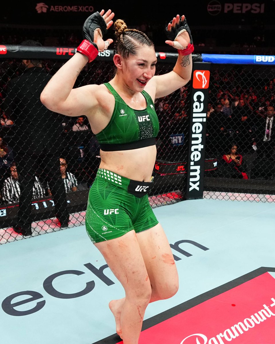 UFCEspanol's tweet photo. Regina Tarín brilló en su debut! 🇲🇽🇲🇽🇲🇽 #UFCMexico https://t.co/aNxfKXNYZN