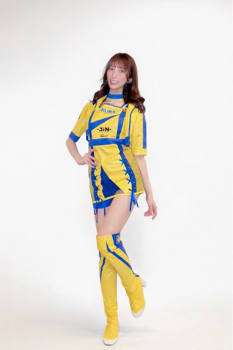 📣お知らせ スーパー耐久シリーズ2026
DRIVING MAGIC×日本自動車大学校ST-2クラス 72号車OHLINS CIVIC NATSを応援するNATS GIRLを務めることになりました💛💙
⁡
昨シーズン、クラスチャンピオンに輝いた注目チームでRAデビューができて嬉しいです！

⁡1年間応援よろしくお願いします✨️