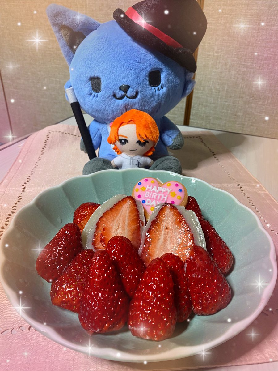 6starGo's tweet photo. 蓮くんお誕生日おめでとう🎊
いちご大福で
お祝いしたよ〜
美味しいものいっぱい食べてね

#HappyRenDay
#KingOfStage_Ren
#JO1 @official_jo1 https://t.co/5ffo9tiKJD