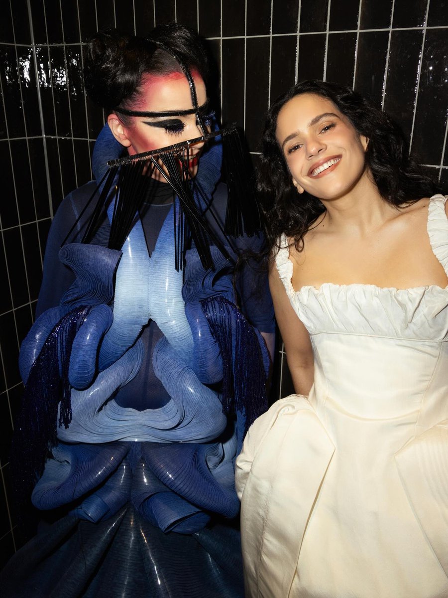 Björk da las gracias a ROSALÍA por compartir con ella su actuación en los BRIT:

“Enormemente agradecida por invitarme”.
