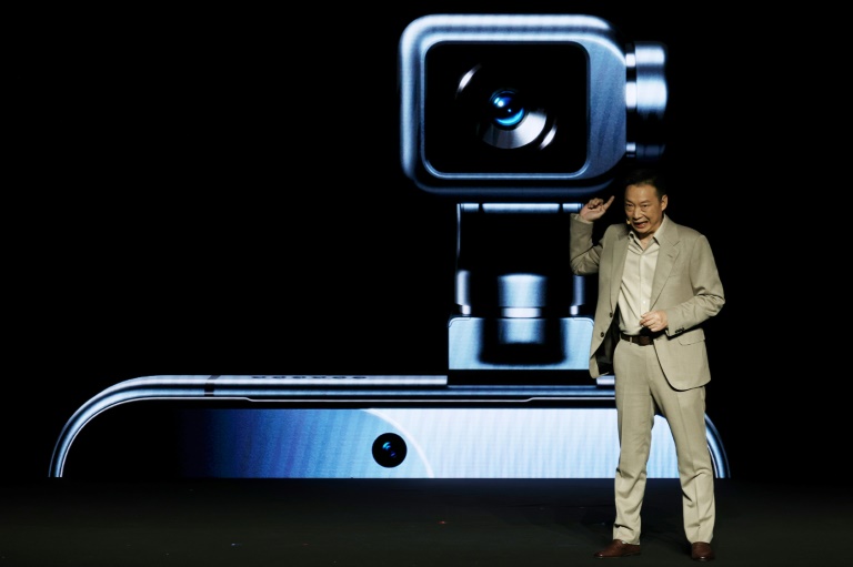 RTL_Infos's tweet image. Le fabricant chinois de smartphones Honor a dévoilé dimanche à Barcelone, à la veille de l'ouverture du Salon mondial du mobile (MWC), son tout premier "téléphone-robot" boosté à l'intelligence artificielle #portable #IA #robot infos.rtl.lu/lifestyle/tech…