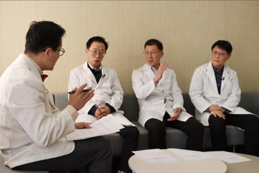 기사 썸네일이 왜 시험관 시술에서 남성의 고통은 경감되고 여성의 고통은 그렇지 않은 방식으로 행해지는지 보여주는 것 같음. 난임 취재하러 간 기자도 남성, 취재에 응한 연구진도 남성.