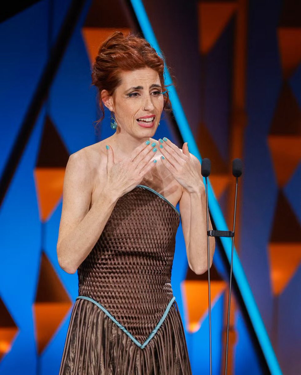 Se me encogió el corazón con el discurso de Miriam Garlo en los #Goya2026 cuando se alzó como mejor actriz revelación. Quienes somos familiares de personas sordas aplaudimos con las manos arriba cada signo y palabra dicha por la ella. Gracias por dar visibilidad a la #LSE