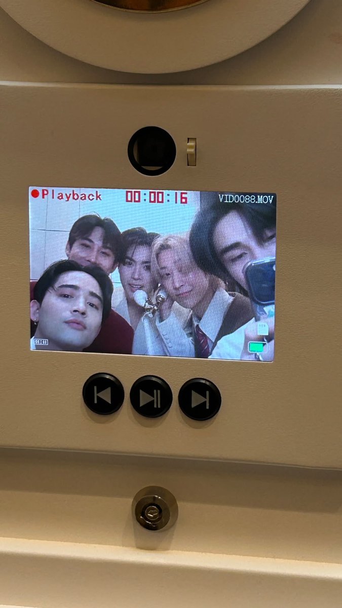 ได้เห็นหน้าครบแก๊งค์ Moonlit แล้วเมื่อไหร่จะได้ออกมาเจอผู้คน ชาวสีลมบ้างล่ะะะ 😆🫣

#รักแห่งสีลม  #LoveofSilomTheSeries 
#poompps #volvosupakit
#forawitch #in_intouch #kadetanapon