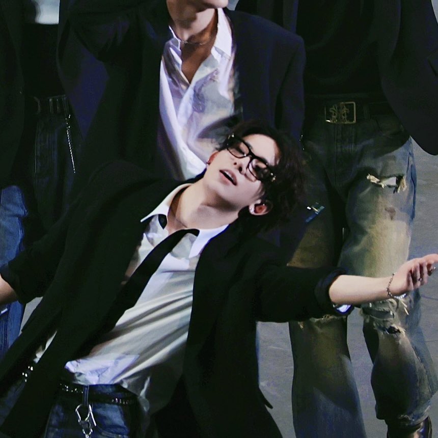 𝖤𝐒| tweet media