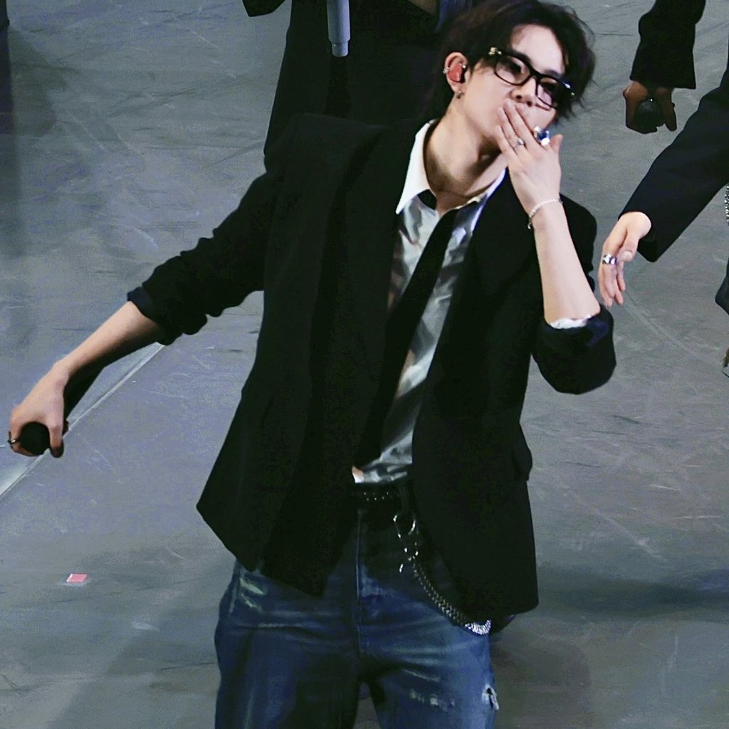 𝖤𝐒| tweet media