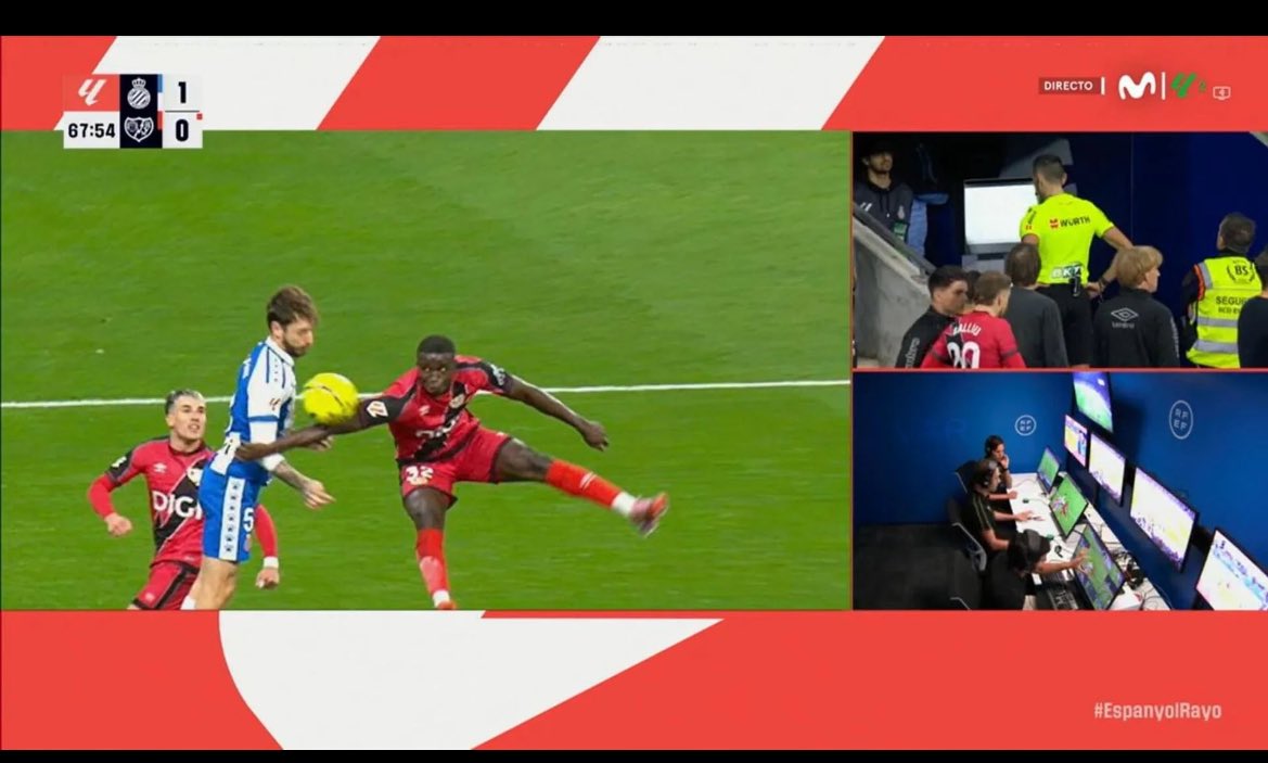 <a href="/mojitismo2/">t</a> <a href="/RCDEspanyol/">RCD Espanyol de Barcelona</a> Salieron en Cta defendiendo que si el brazo es natural del salto debajo de zona de peligro no era punible. 
Contra nosotros si lo es? Va anda vete a cagar