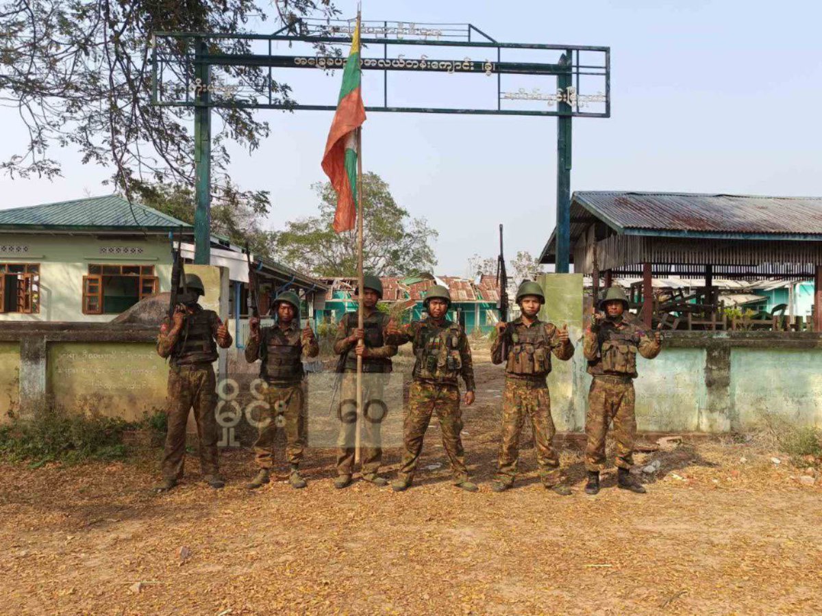MoeSatKhinn's tweet photo. 🚨 BREAKING: TATMADAW CAPTURES PDF TERRORIST BASE 🚨
Tatmadaw columns have successfully cleared a #PDF terrorist camp located in Koe Pin Village, situated between Thabeikkyin &amp; Tagaung Twsps.
#Myanmar #BreakingNews #Thabeikkyin #Tagaung #SecurityUpdate #WhatsHappeningInMyanmar https://t.co/9ZJv5jpYNr