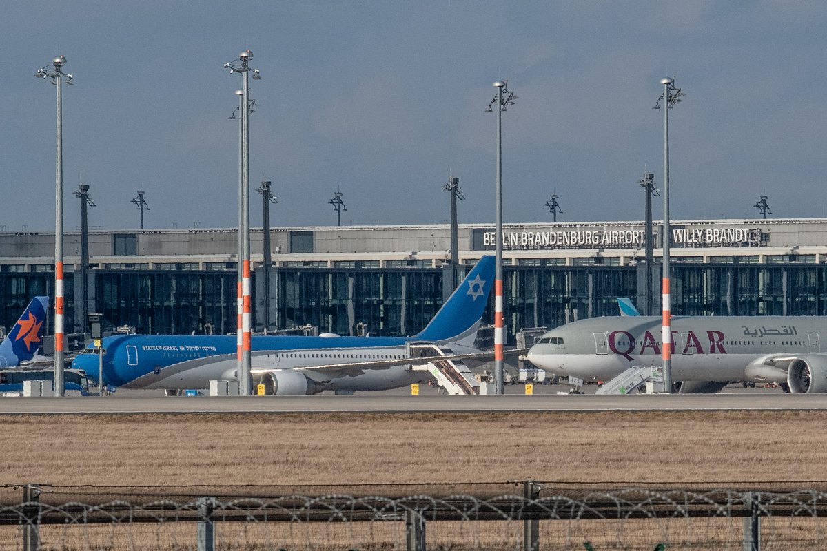 NickJaussi's tweet photo. Flugzeug von Netanjahu "Wings of Zion" am Berliner Flughafen BER gesichtet. Der Flieger (4X-ISR) ist Samstag Abend gelandet und soll vor den Raketen geschützt werden. Berichten zufolge war Netanjahu nicht an Bord. Er blieb in Israel. https://t.co/K8OATBFjDZ