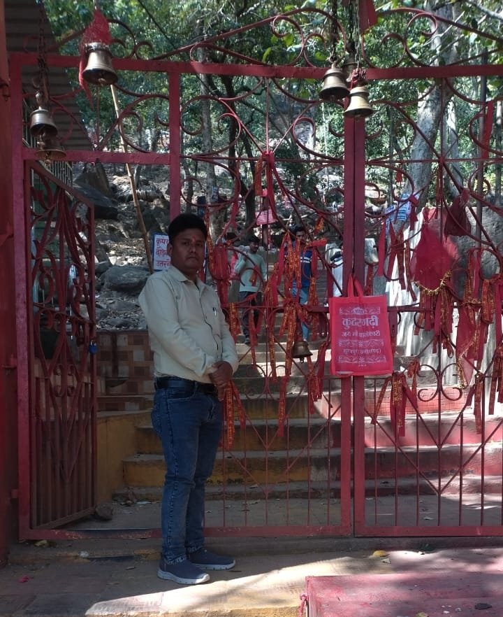 Ravi49442Kumar's tweet photo. आज मेरे जन्मदिन के अवसर पर रायपुर से 393 किलोमीटर दूर कुदरगढ़(विकासखंड-ओड़गी जिला-सूरजपुर )स्थित ऊपर पहाड़ में विराजित 916 सीढ़ी चलकर माँ कुदरगढ़ी बागेश्वरी माताजी के दर्शन कर उनका आशीर्वाद प्राप्त किया। https://t.co/tUv6DjqxdL