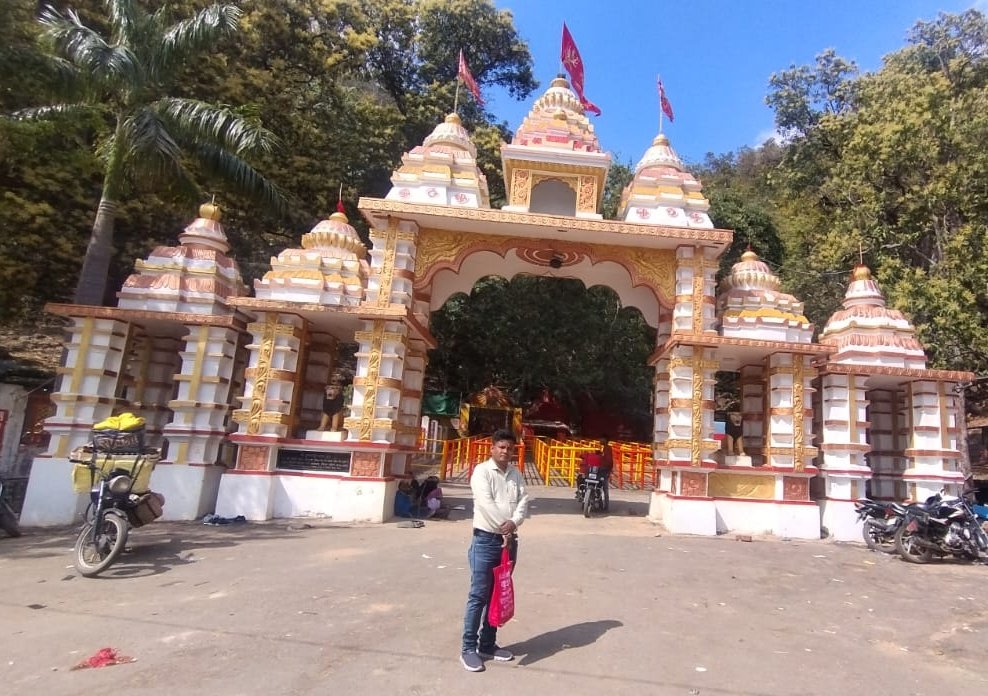 Ravi49442Kumar's tweet photo. आज मेरे जन्मदिन के अवसर पर रायपुर से 393 किलोमीटर दूर कुदरगढ़(विकासखंड-ओड़गी जिला-सूरजपुर )स्थित ऊपर पहाड़ में विराजित 916 सीढ़ी चलकर माँ कुदरगढ़ी बागेश्वरी माताजी के दर्शन कर उनका आशीर्वाद प्राप्त किया। https://t.co/tUv6DjqxdL