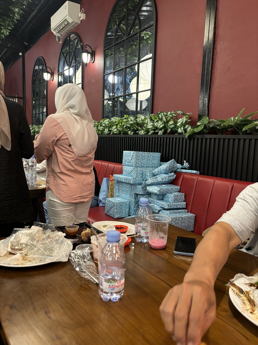 masmas_af's tweet photo. acara bukber tuker kado, dapatnya kado no.17 😅 https://t.co/sR8CUm74K3