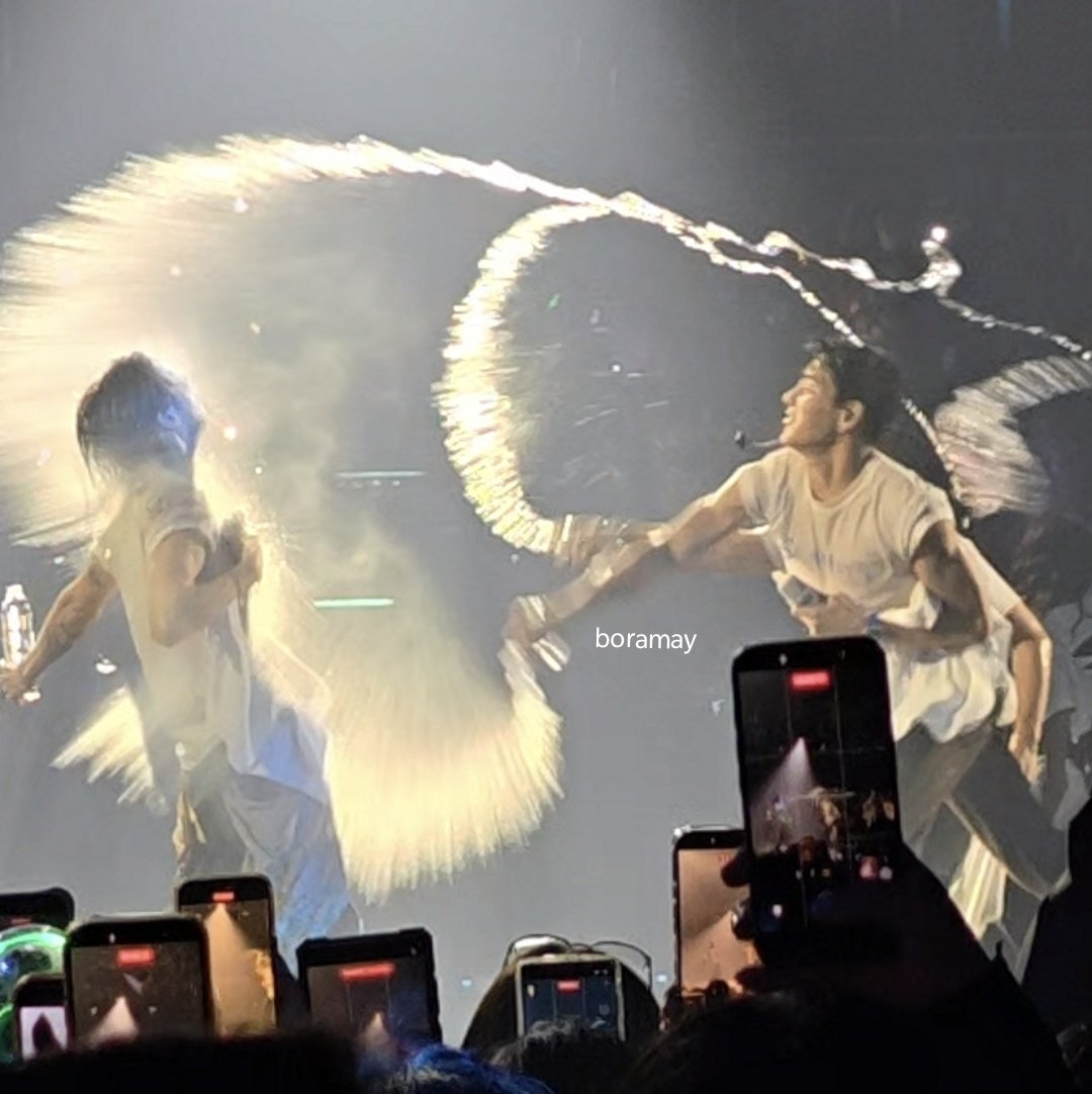 แบมแบมคนดื้ออออออออออ
555555555555555555555555
#MarkTuanTheShapeOfYou_BKKD2