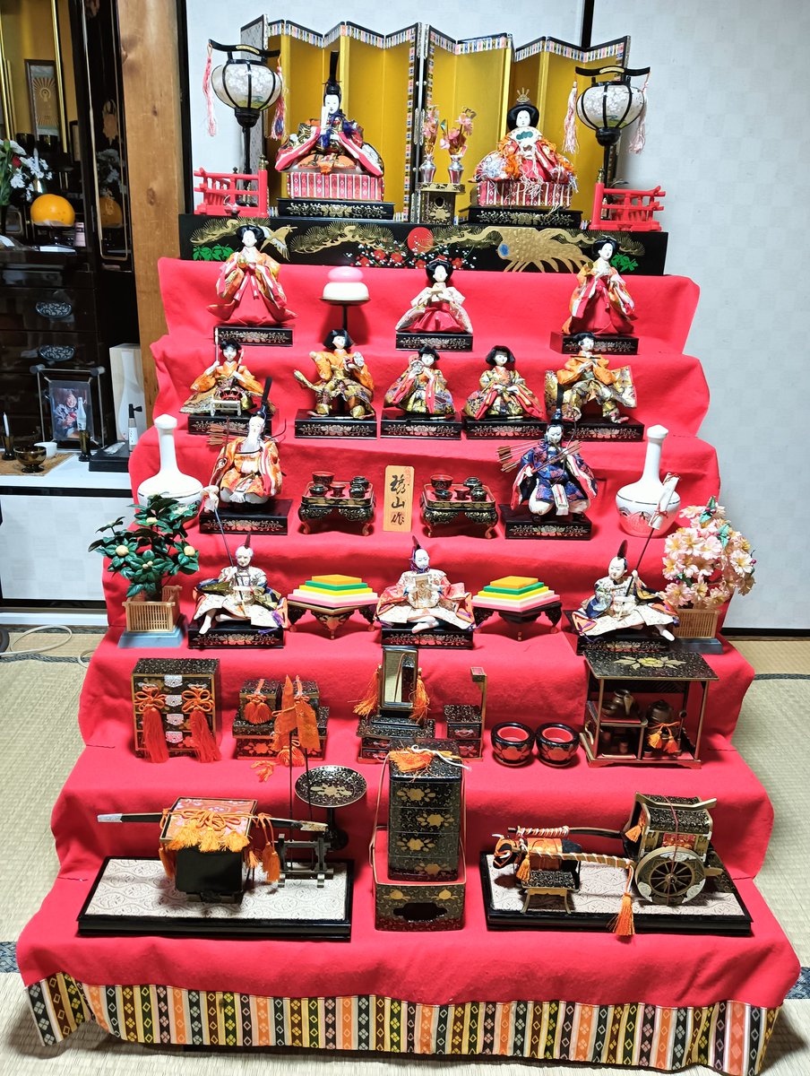 ayarie_m's tweet photo. うん10年ぶりにお雛様をお祀りしてご供養に出そうと組みたてたが、時代なのか?ツッコミどころしかない取説で、骨組みだけで1時間以上かかった。亡き母に労いと感謝を捧ぐ。 https://t.co/JVGoj6KxxG