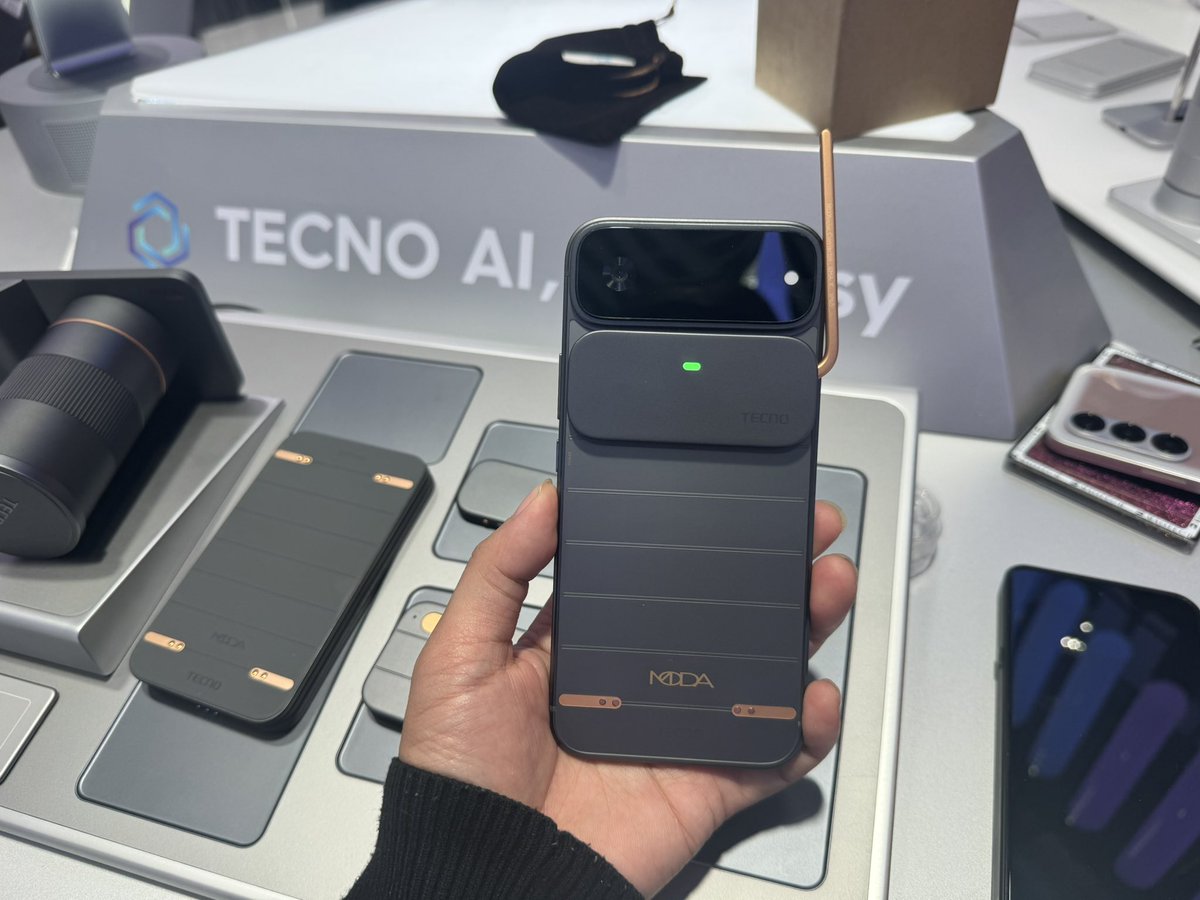 smartphonesfans's tweet image. Tecno Ultra thin modular concept Smartphone Hands On in mwc2026. #tecno #conceptphone #mwc2026
