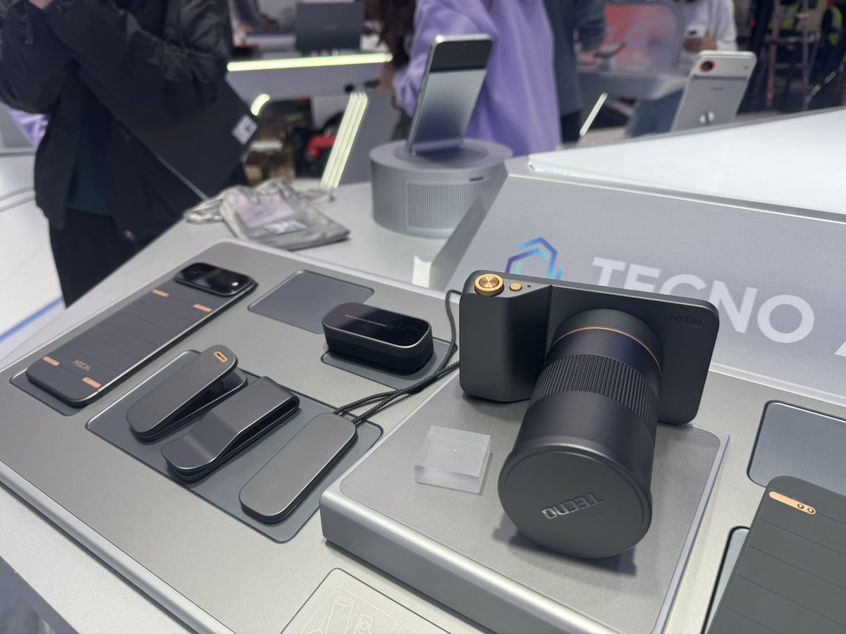 smartphonesfans's tweet image. Tecno Ultra thin modular concept Smartphone Hands On in mwc2026. #tecno #conceptphone #mwc2026