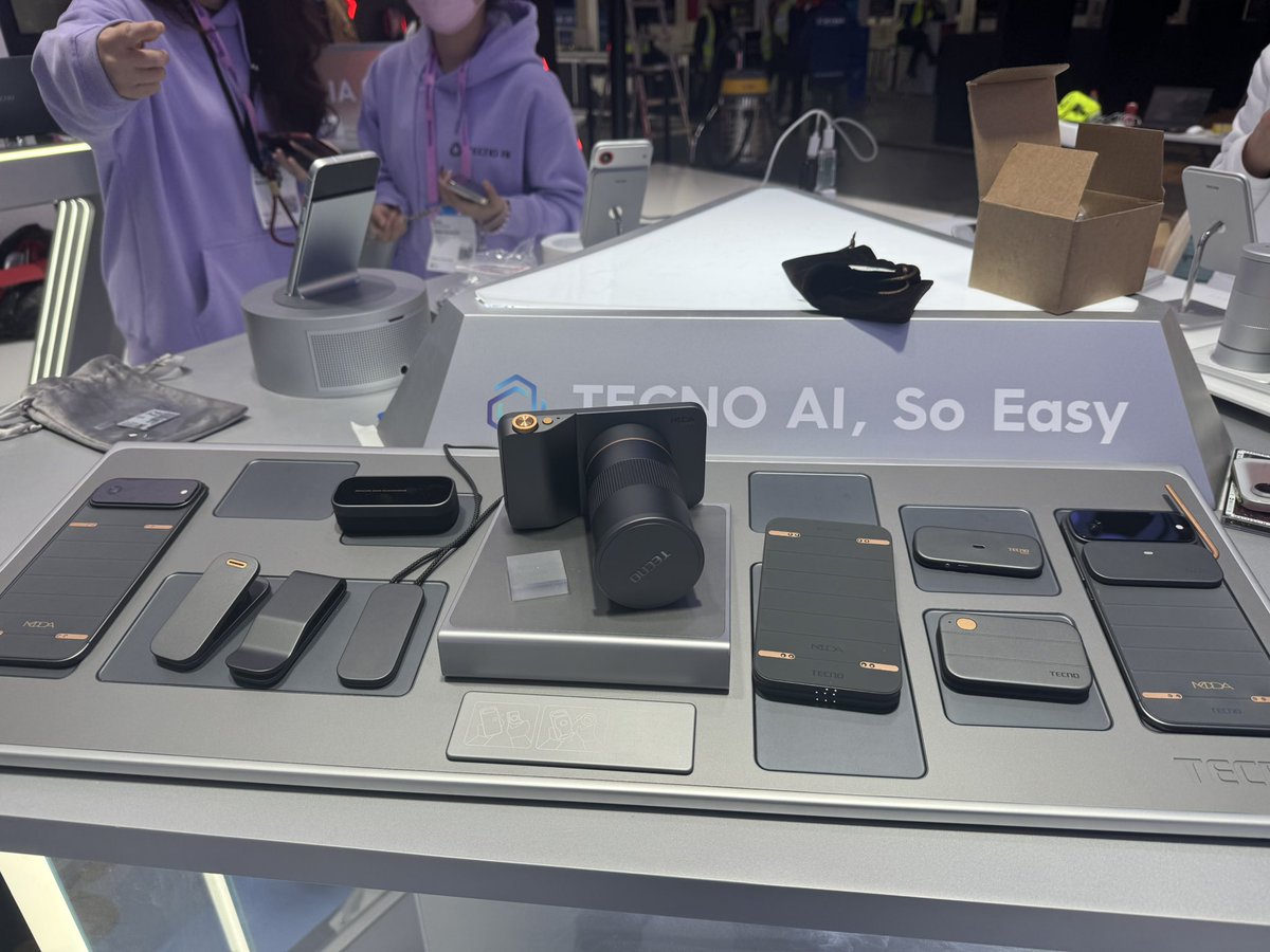 smartphonesfans's tweet image. Tecno Ultra thin modular concept Smartphone Hands On in mwc2026. #tecno #conceptphone #mwc2026