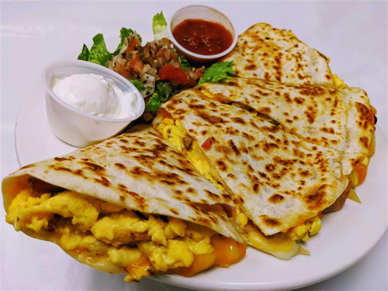 FowlerStGrill's tweet image. Wake up with the flavor-packed Breakfastadilla from Fowler Street Grill! 🍳🌯 Savour a delightful mix of eggs, sausage, ham, bacon and cheese wrapped in a grilled tortilla with all the fixings on the side. #DeliciousStart #FoodiesUnite #FowlerStreetGrill👌