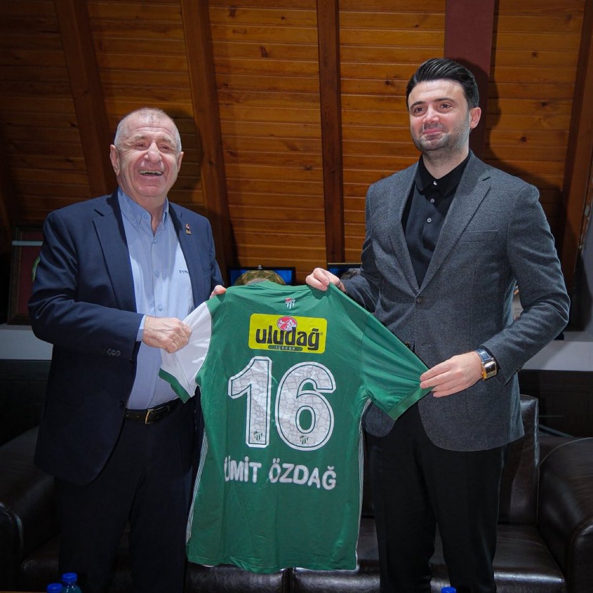 AjansPolitik's tweet photo. Ümit Özdağ, Bursaspor'u ziyaret etti. https://t.co/7iyeik5yak