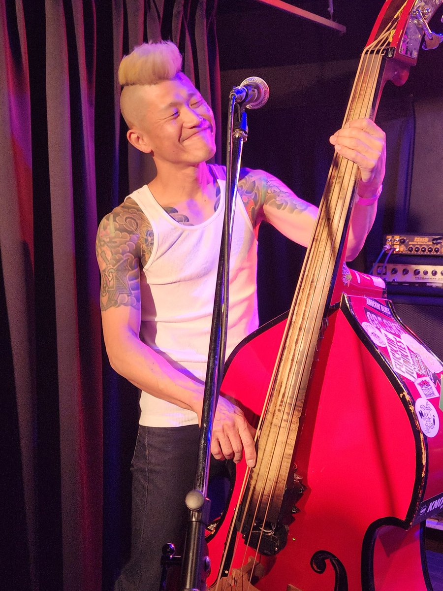 foolchangxx's tweet photo. 今日一番ステージでキュートな笑顔な友達とその勇姿！
ウッドベース、こんなにカッコいいんだから若い子も始めないかな https://t.co/CWAUYfRDAy
