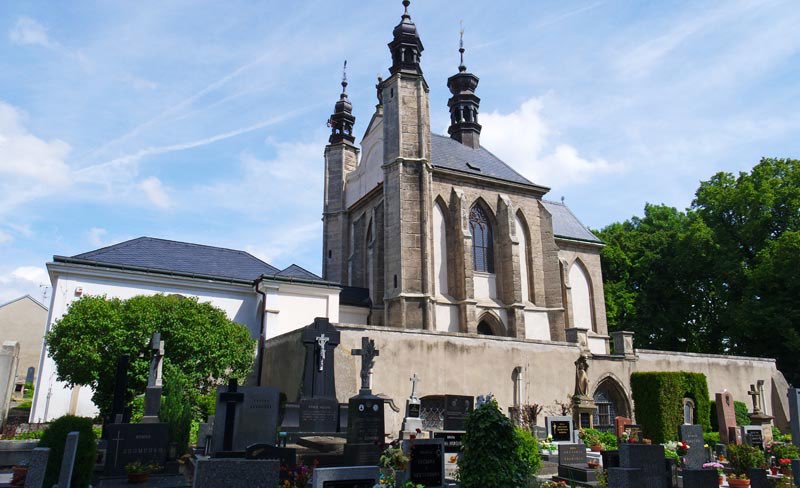 WorldsRewound's tweet photo. Ever walked into a church where the chandeliers, garlands, and even the coat of arms are crafted from human bones? 

Welcome to the Sedlec Ossuary in Kutná Hora, Czech Republic—the infamous “Bone Church.” It’s eerie, artistic, and a stark reminder of mortality. Let’s dive into its story. 🧵 1/7

#BoneChurch #KutnaHora