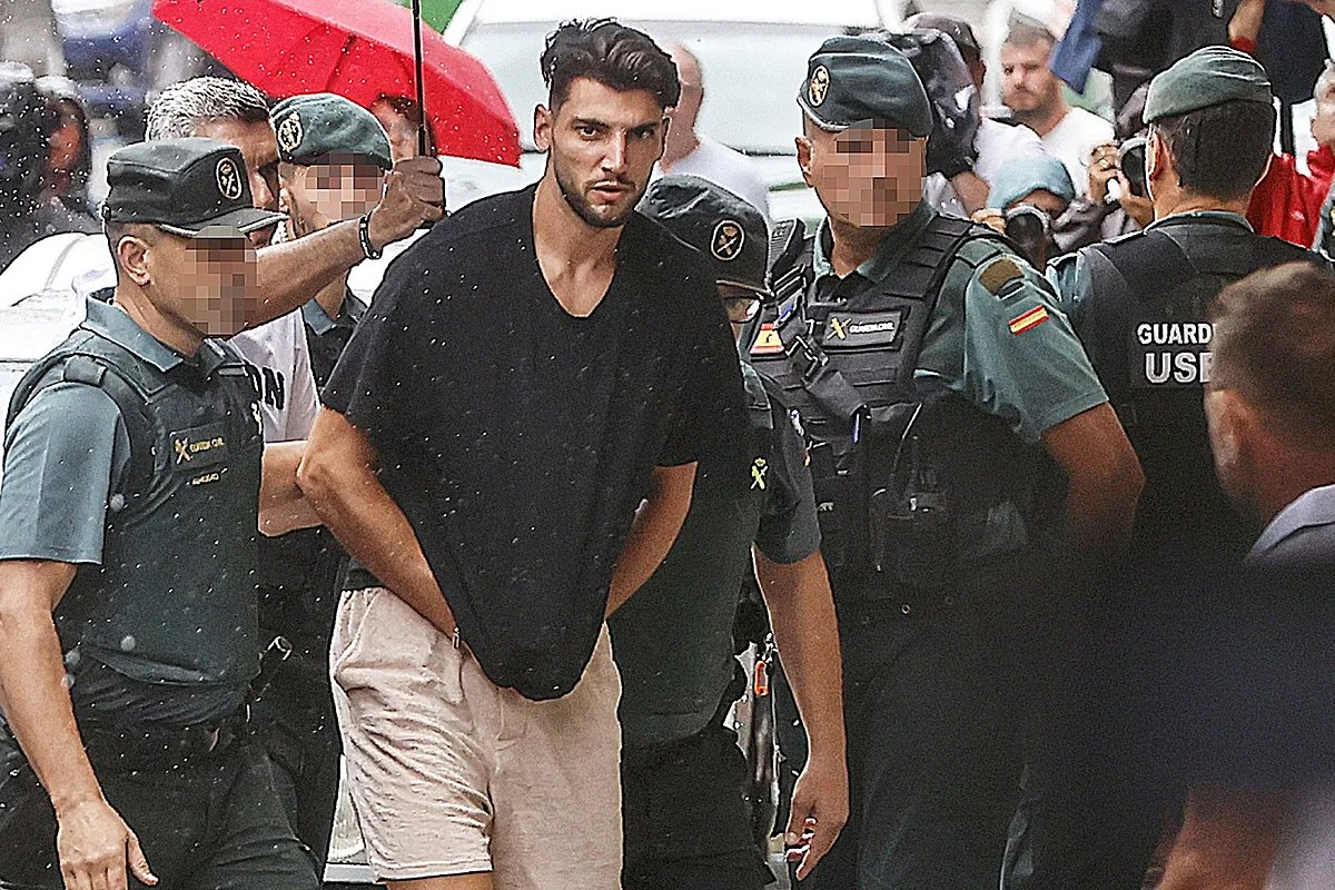 nieto11's tweet photo. Violador y racista. Un tremendo trozo de mierda. Rafa Mir. #rcde https://t.co/gkfAaT8FTT