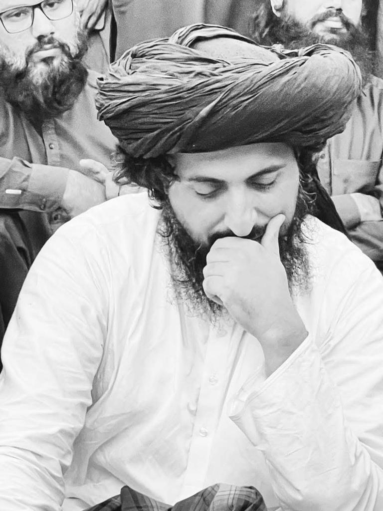 قوم سے یہی کہنا چاہیں گے ہماری موت شاید آپ سے پہلے لکھی ہے، ہم مر جائیں گے لیکن تمہیں یاد آئیں گے قربانی تو دینی ہے اور یہ قربانی سب سے پہلے ہم دے رہے ہیں پھر آگے اس قوم کو قربانی دینی ہوگی💔

 حافظ سعد حسین رضوی کے تاریخی الفاظ ❤️‍🩹🥲