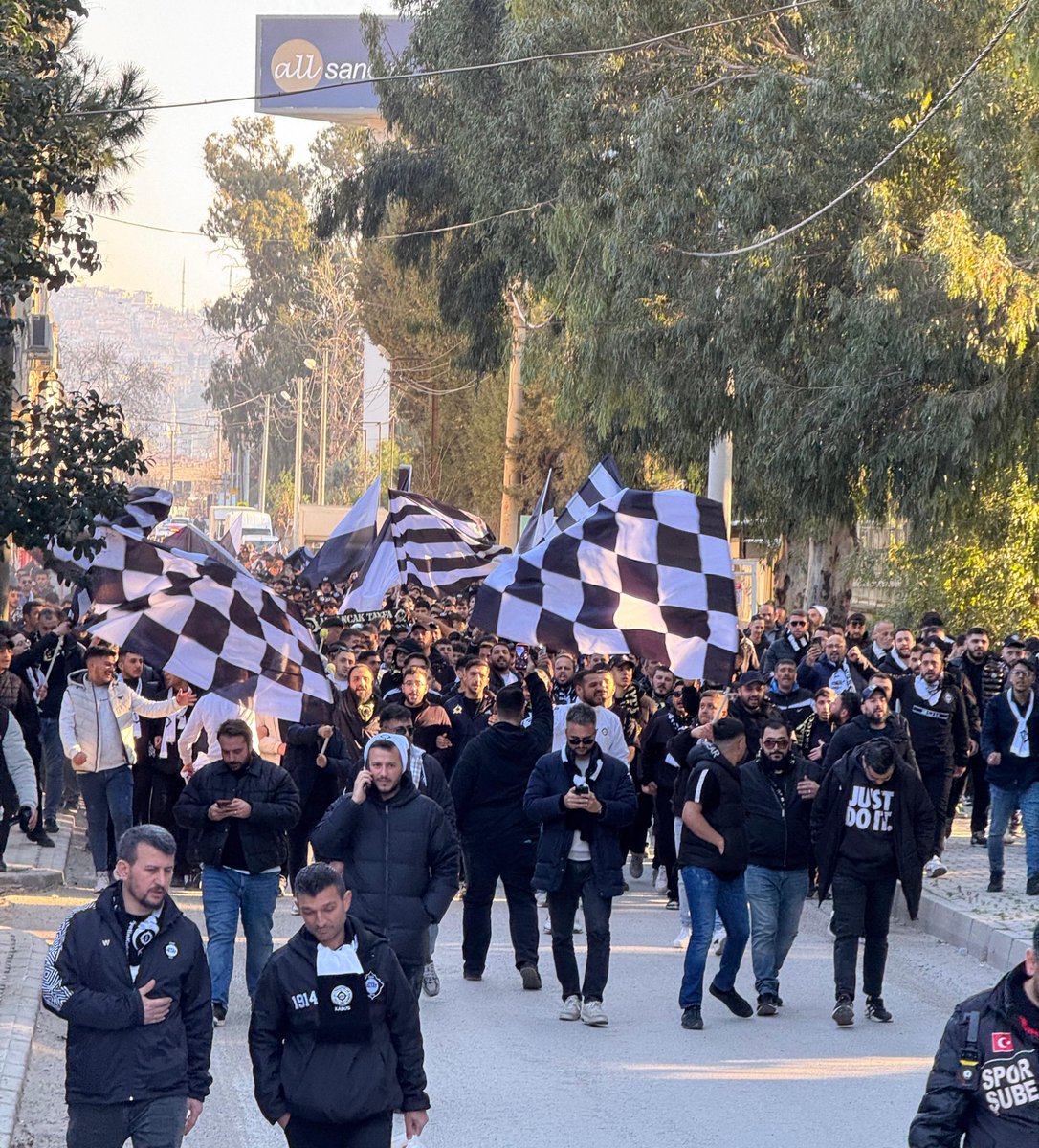 grandealtay_'s tweet photo. Altay Tribünü Alsancak’ta Maç Saatini Bekliyor 🏁 https://t.co/5kxjoTrLq3