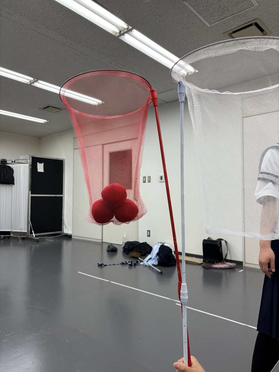 帰宅、、、、
やっぱり手作りの小道具は味がある🙋‍♂️
学生たちが作った紅白玉入れ＆海人さんの水中眼鏡＆魚、、、魚？^_^
舞台を彩ってくれました😃