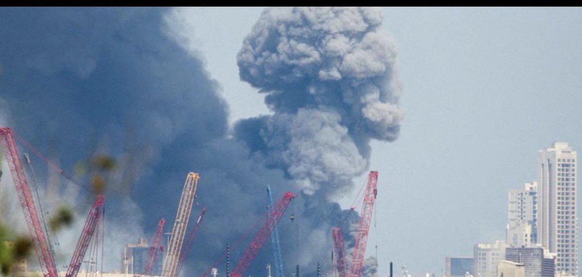 GlobeNewsDaily's tweet photo. 🚨 WORLD ALERT
Reports of a strike near strategic targets in Abu Dhabi.
💥 Explosions seen across coastal areas
🚁 Security forces mobilizing
⚠️ Regional tensions at critical levels
🌍 Global security concerns rising
More updates to follow.
#WorldAlert #BreakingNews #GlobalCrisis