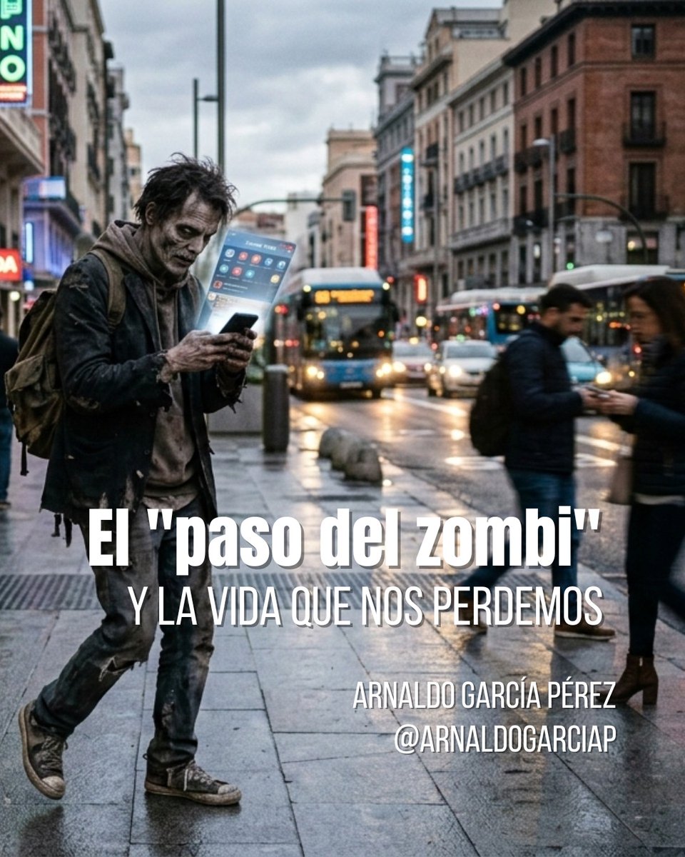 ¿Te has fijado en cómo caminamos por la calle últimamente? la ciencia ya lo llama el "paso del zombi digital".  Esta semana reflexiono sobre cómo esta "ceguera por desatención" nos está robando la vida. ¿Te animas a romper el paso? 👇 [Enlace al artículo] #AtenciónActiva #zombie