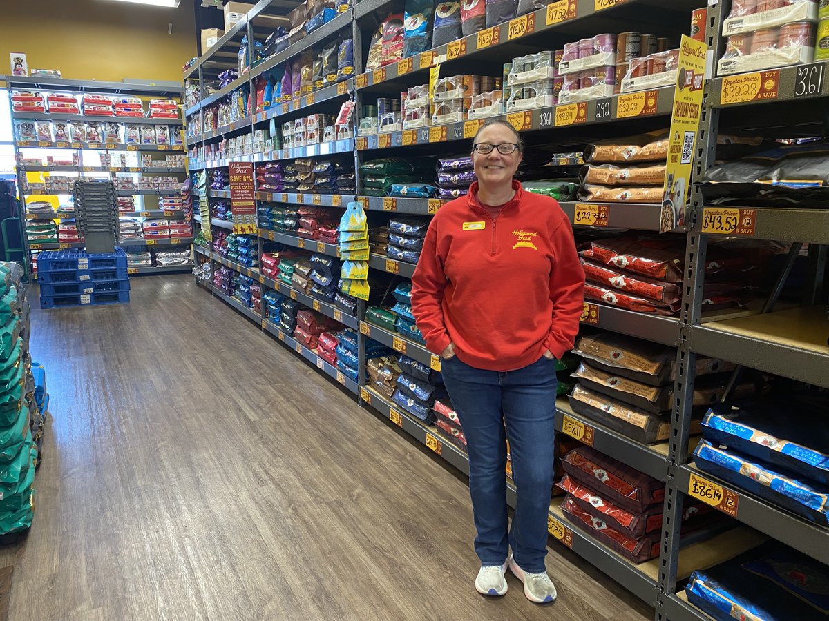 HWFeed's tweet photo. Meet Amy, our manager in Hot Springs National Park, AR! 🌲 With 35 years of retail exp, she loves "watching her team grow and learn" to help change pets' lives. 🐾
Join us in thanking Amy! Drop a 🙌 or 🐶 below!
#hwfeed #feedteam #HotSprings #StaffSpotlight https://t.co/3z77VgBBaK