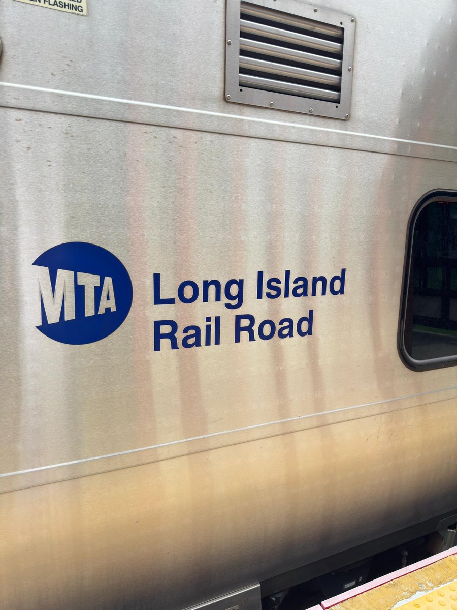 Trese_o's tweet photo. The Long Island train is much cleaner than the New York subway🤭 https://t.co/NjDeVGwWRw