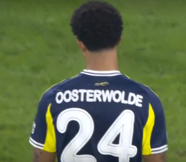 Antalyaspor'un oyuncusu bileğini burktu sakatlandı oyundan çıkmak zorunda kaldı çocuğun başında sürekli elkol hareketi yapıyor.

Gördüğüm en karaktersiz futbolcu bu oosterwolde