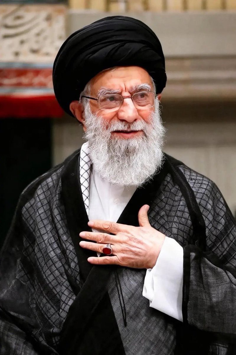 شيخ وقور يقترب عمره من التسعين..
عاش عابدًا لله، فقيها عالما، خادما للقرآن والعلم، ساعيًا للتقريب بين مذاهب الأمة..
قضى سحابة عمره مجاهدا في سبيل الله، مقاوما لقوى الشر والطغيان، صامدا أمام تكالب الأعداء..
لطالما كان يدعو الله أن يختم حياته بالشهادة..
ثم..
يكتب الله له أن:
يقضي