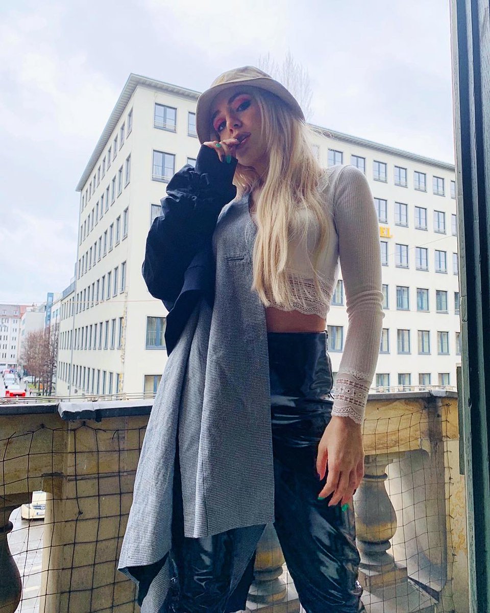 ONLY AVA MAX CONTENT 📁 tweet media
