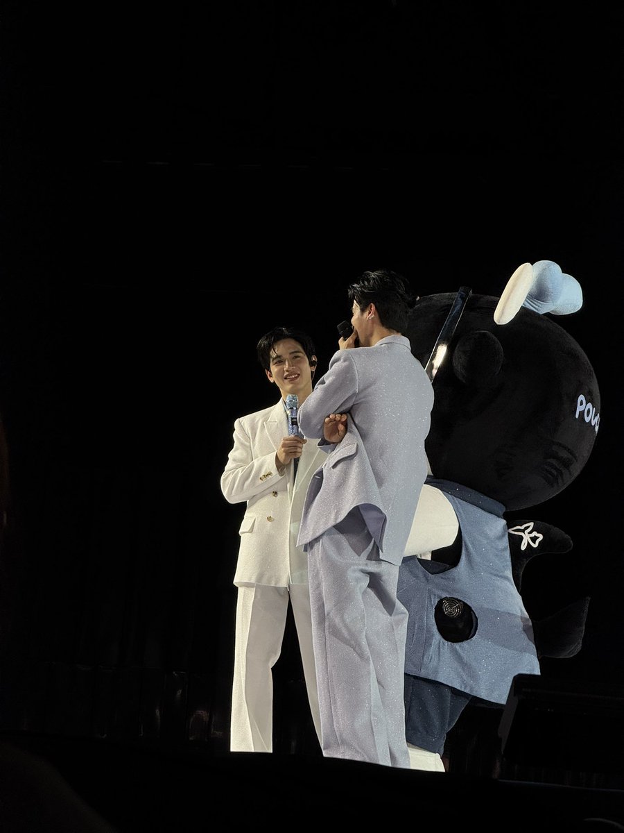 khunbabe's tweet photo. ‘I was lost within the darkness, but then I found them. I found you.’ ในช่วงที่มืดมากๆของชีวิตมีพี่เตพี่นิวเป็นแสง แล้วก็ดีใจที่ได้เจอซังมาเติมแสงสว่างให้จ้ากว่าเดิม ขอบคุณคับ รักมากๆเล้ย 🩵✨🐻‍❄️🐋 #PolcaFamMeetingD2 https://t.co/Y4hd0rtiSs
