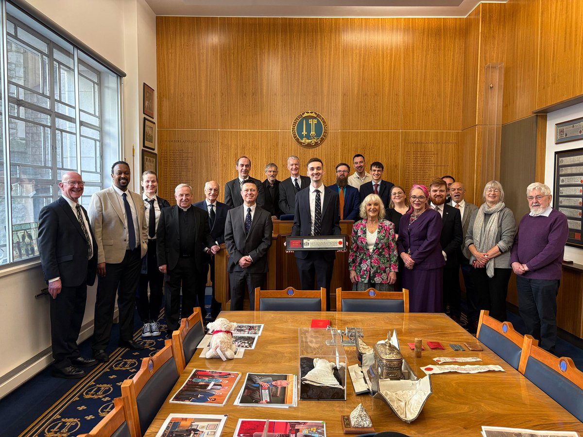 ocquerre's tweet photo. Now a Freeman of the City of London 😻 https://t.co/8bsshQ8HFA
