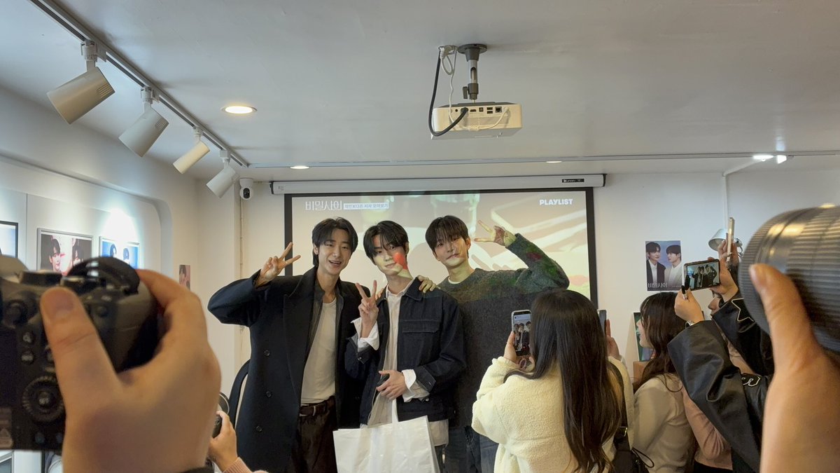 nainging90's tweet photo. 260227
비밀사이 방영 1년 기념 카페에 다녀온 날 🫶
벌써 1년이라니
카페 들어가는 순간부터 빔사 세계관 그 자체

빔사즈 1주년 축하하구 ><
2주년, 3주년도 같이 가보자구…!

#쉿_비밀사내연애
#비밀사이_1주년_계속해서비밀사이
#비밀사이 #secretrelationships 
#김준서 #차선형 #차정우 #김호영 https://t.co/DqrHGacBuc