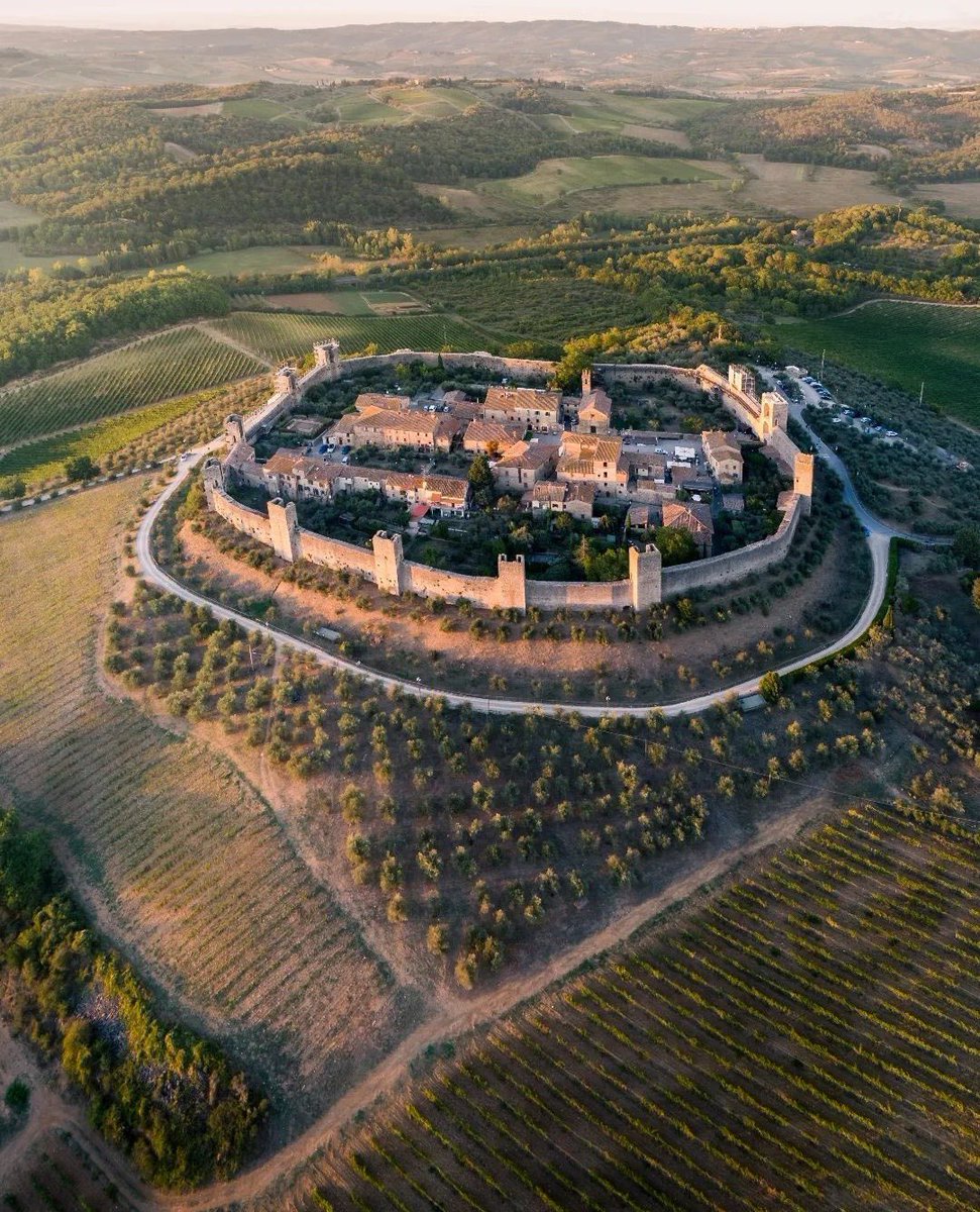 archi_tradition's tweet photo. The medieval walled town of Monteriggioni, Italy 🇮🇹 https://t.co/T3lpTgFcIE