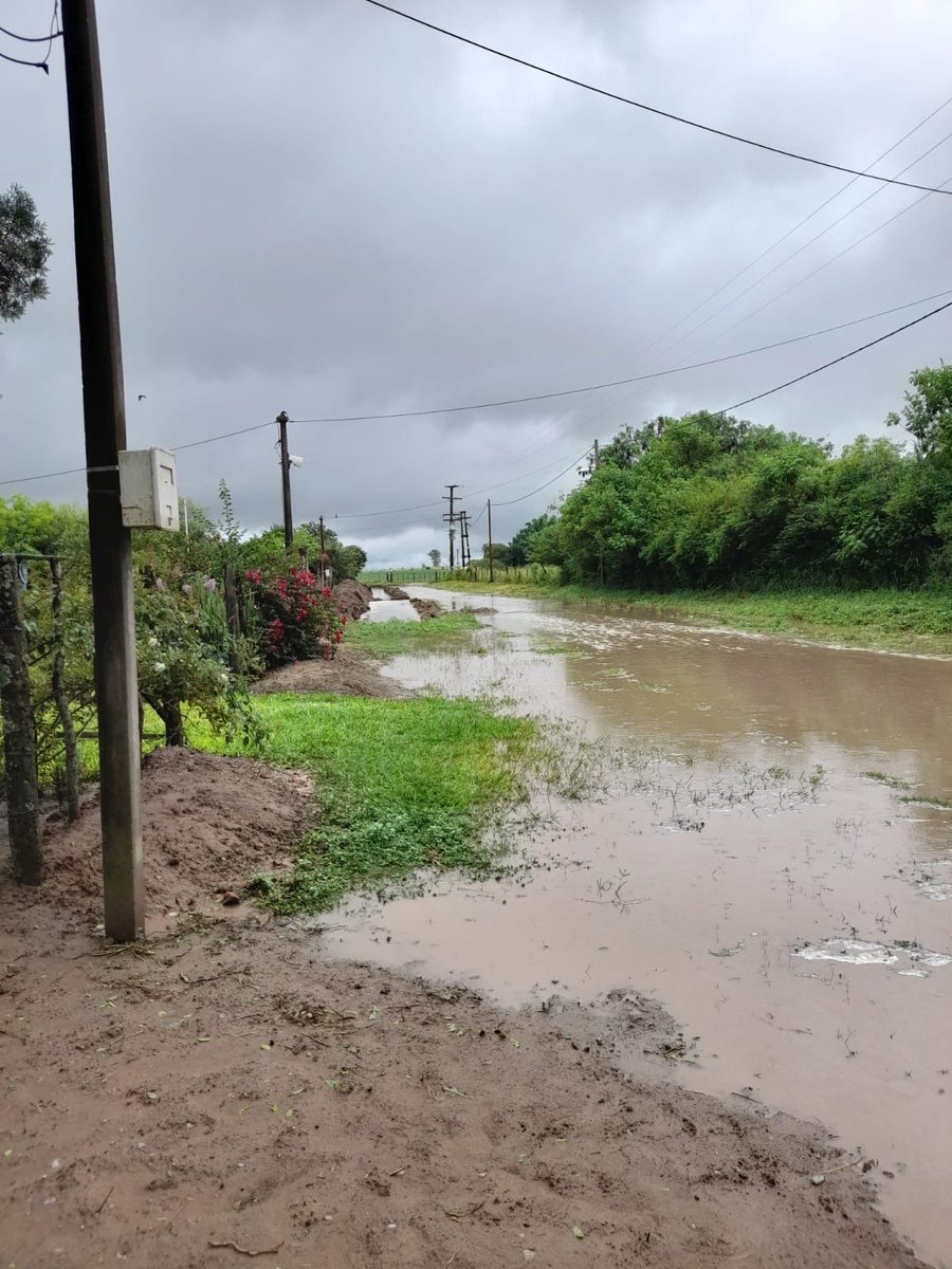 SilviaEdePerez's tweet photo. 2️⃣ @OsvaldoJaldo Anunció transformación histórica del interior 
La realidad: caminos destruidos y vecinos aislados después de cada lluvia.
La “consolidación” no llegó al interior profundo. https://t.co/5PreVVixyP