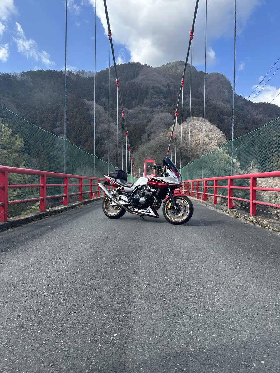 yasu113028's tweet photo. 28日秩父方面にツーリング
有間ダム、後ろの白いのは雲ではない、あれが飛びまくってた！写真だけ撮ってすぐ移動。お昼はわらじカツ食べて満足、もう電熱いらないね春ですね😊 https://t.co/rbVIyKpNZn