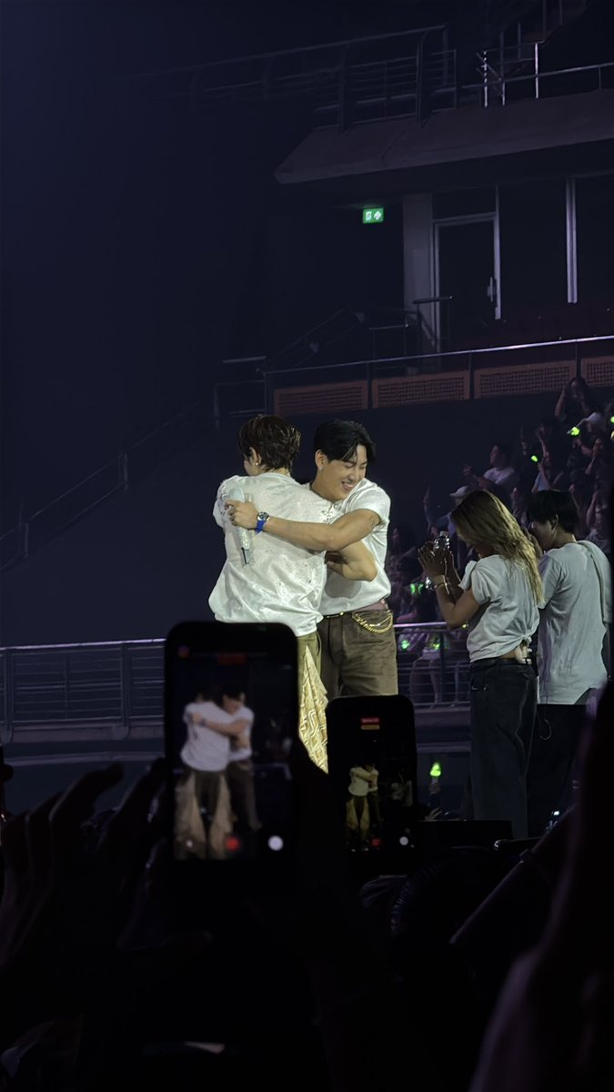 ChmnNutty's tweet photo. ชอบในความ support กันของเขาว่ะ  ใครมันจะรักเราได้เท่า มบ. รักกันบ้างวะ  อิจฉาความสัมพันธ์ ส่วนความเขินนั้น ฟินสลบศพสีชมพูทุกที #MarkBam https://t.co/5N5sOs694u