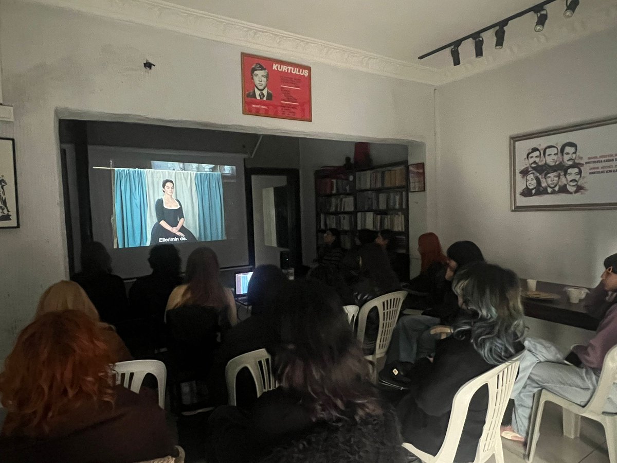 Bugün İstanbul Adalı Kültür Derneği'nde, 8 Mart'a giderken, "Portrait of a Lady on Fire" filmini izleyip film üzerine sohbet ettik.